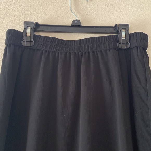 Long flowy black skirt - Picture 2 of 2